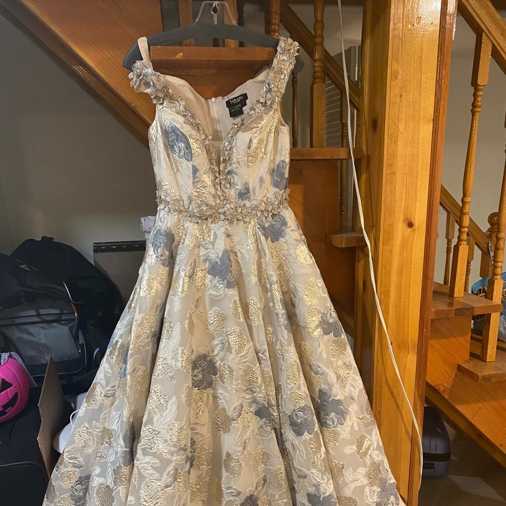 Dress - Picture 2 of 3